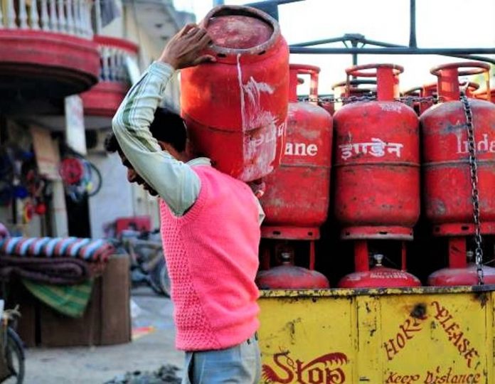 Gas Cylinder will be available for Rs 587 now,here's how to get subsidy